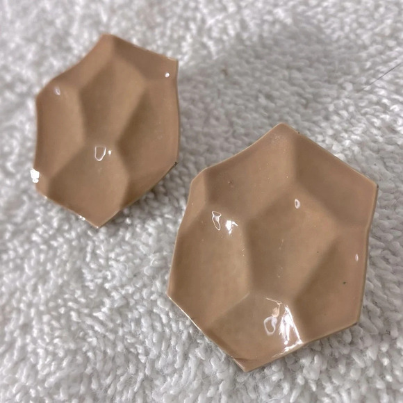 Vintage Nude Painted Textured Metal Hexahon  Clip On Earrings - Picture 5 of 6